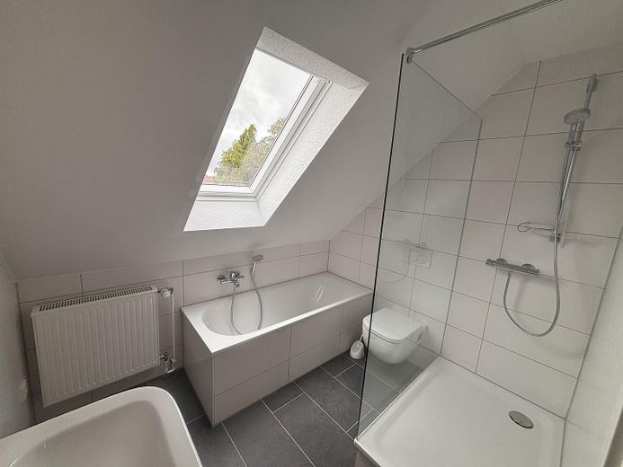 Dachgeschosswohnung mit großer Wohnküche, EBK, Stellplatz und Glasfaser in Wunstorf-Kolenfeld – Bad