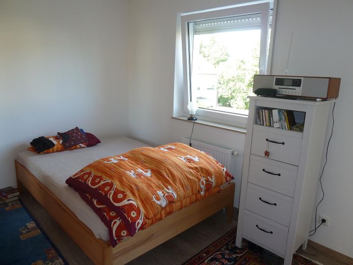 Bright 2-room apartment in a central, quiet location with balcony, loggia, view of greenery and parking space – Schlafzimmer