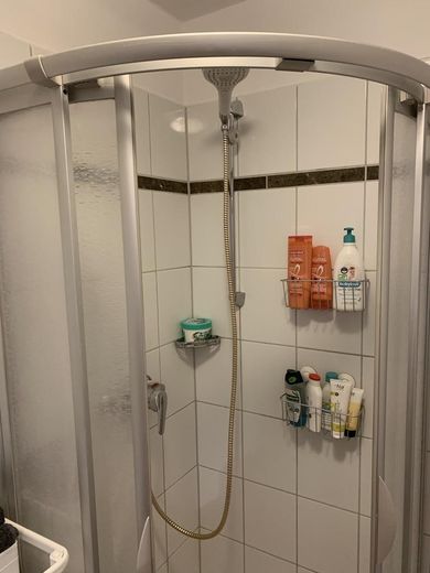 Exklusive, vollständig renovierte 1-Zimmer-Wohnung mit Einbauküche in Düsseldorf – Dusche1