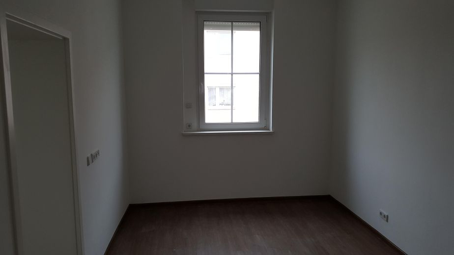 Luminoso piso de tres habitaciones con baño de alta calidad y luz natural – Schlafzimmer