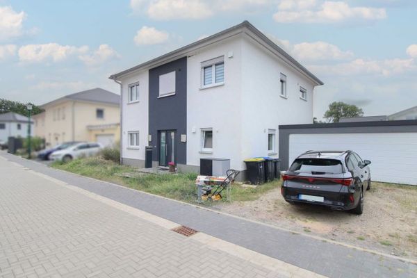 Villa urbana di nuova costruzione con finiture di pregio, pompa di calore e garage doppio ai margini del paese