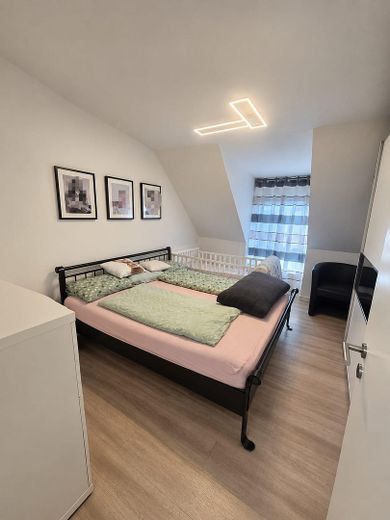 Appartement 3 pièces bien entretenu à Neunkirchen am Brand – Schlafzimmer