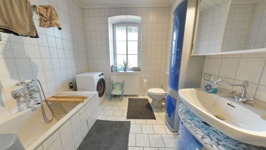 Resthof in echter Alleinlage: Modernisiert | 29.000 m² | 
Einliegerwohnung | Pferdehaltung | Pool – Bad Einliegerwohnung