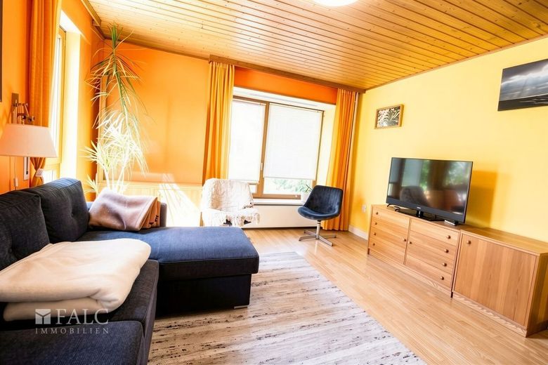 Viel Platz, tolle Lage, großes Potenzial:  Ihr neues Zuhause – Helles Wohnzimmer mit Sitzfenster