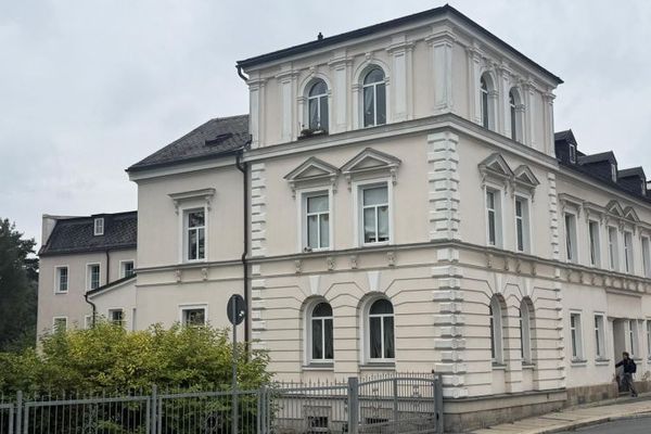 7 % di rendimento! - Edificio residenziale e commerciale nella località climatica di Marktneukirchen - 7 unità abitative, 1 unità commerciale - Tutela dei monumenti
