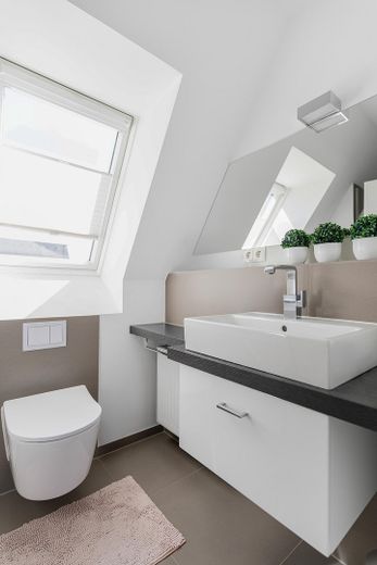 Exklusive Eigentumswohnung in bester Innenstadtlage von Mindelheim – 2 TG-Stellplätze – Gästebad 3.OG