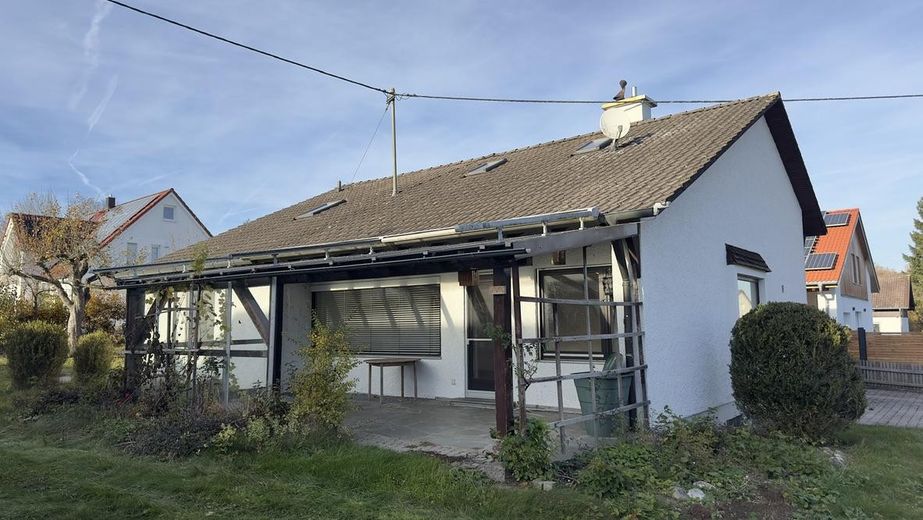 Großzügiges Einfamilienhaus mit traumhaftem Garten zu verkaufen – Ansicht überdachte Terrasse