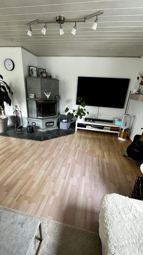 Lichtdurchflutete 3,5-Zimmer-Dachgeschosswohnung mit Balkon, Wärmepumpe und PV-Anlage – Wohnzimmer