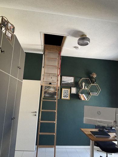 Hoogwaardig gemoderniseerd 3-kamerappartement op de bovenste verdieping met balkon, garage & parkeerplaats – Dachbodentreppe