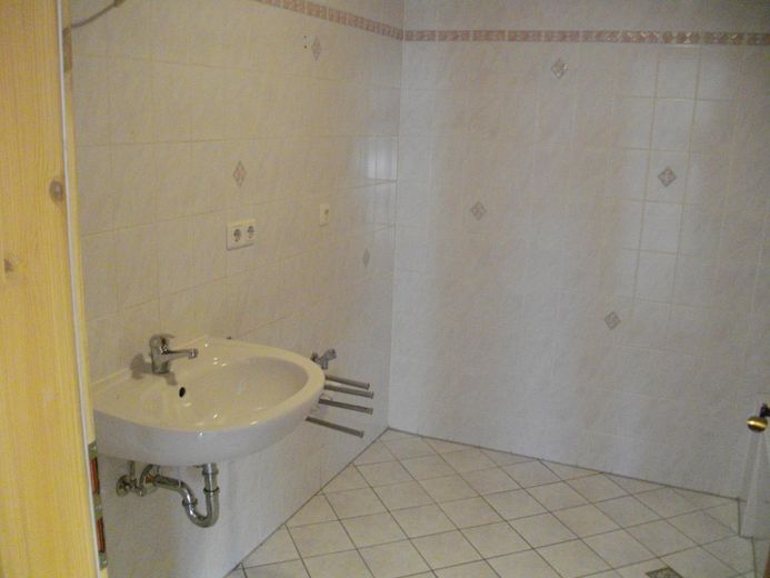 Schöne 3,5-Zimmer Wohnung mit Balkon in Königsdorf-Osterhofen – Badezimmer Ansicht 3