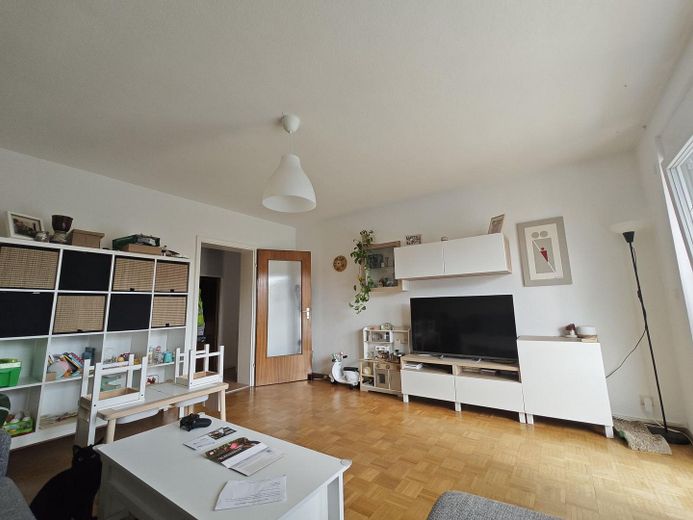 Erstbezug nach umfangreicher Sanierung, 3ZKB mit Balkon, verkehrsgünstig – Wohnzimmer