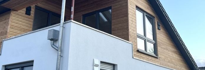 Exklusive Dachgeschosswohnung im Zweifamilienhaus - Sackgassenlage!