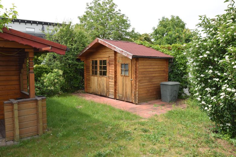 Provisionsfrei! Zweifamilienhaus, großer Sonnengarten – Geräte- & Fahrradschuppen