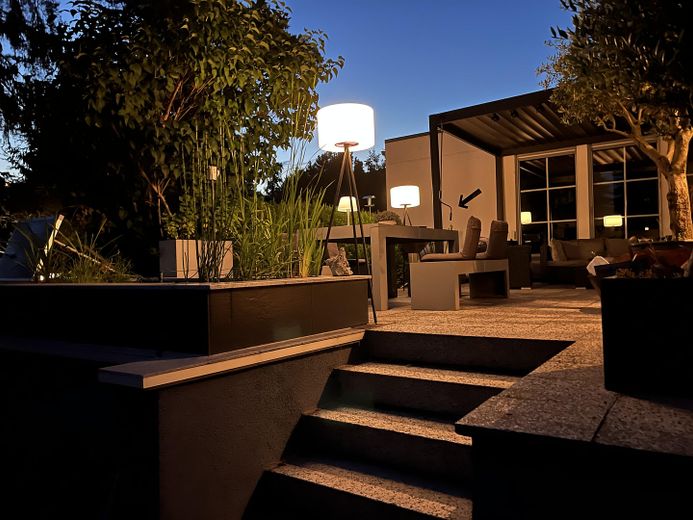 Haus im Bungalowstil als Fertigbau mit Pool, Nebengelass und großem Grundstück – Terrasse am Abend 2