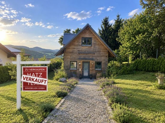 ¡Vendido! Chalet elegante en una ubicación elevada con unas vistas panorámicas de ensueño sobre Hauzenberg. – Foto 1