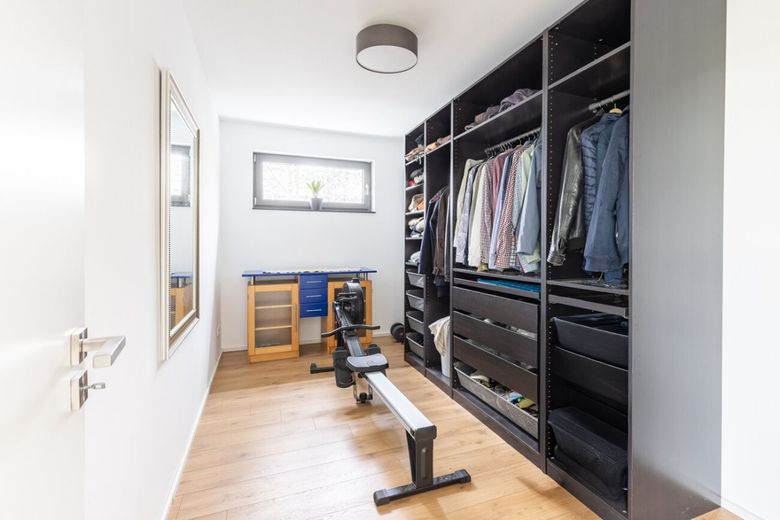 Architektenbungalow mit Split-Level-Bauweise, klarer Formensprache und freiem Landschaftsblick! – Ankleidezimmer