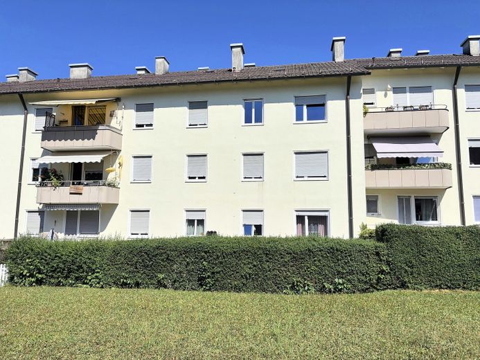 Gepflegte 3-Zimmer-Wohnung mit Balkon, Keller & Stellplatz – zentral in Freilassing – Gebäude