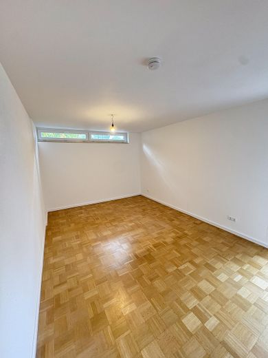 विशाल 4,5-कमरे का अपार्टमेंट | 92 m² | नई रसोई और स्नानघर | 2 बालकनी | गैराज – Schlafzimmer