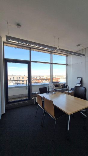 Espace commercial central pour votre idée d’entreprise réussie – Besprechung