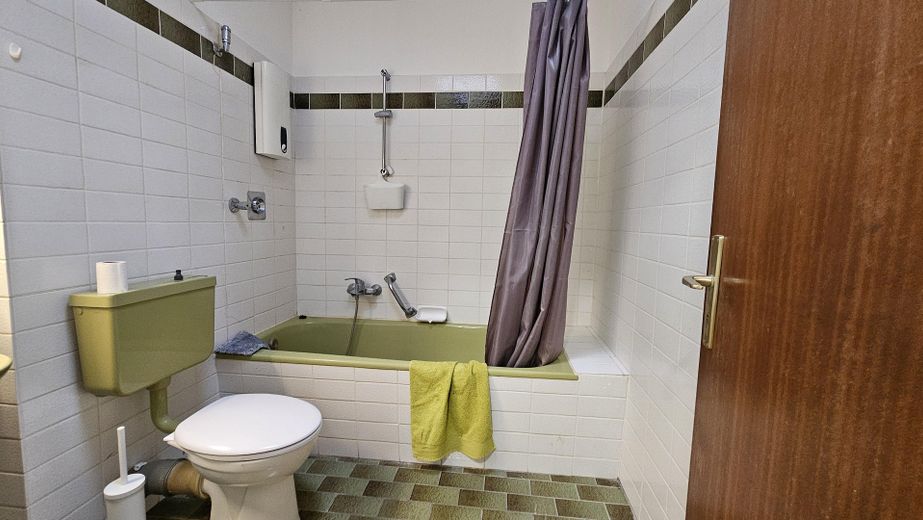 Zentrale 2 Zi.Wohnung · 62 m² · direkt am Bahnhof, ohne Zuglärm · Balkon – Badezimmer