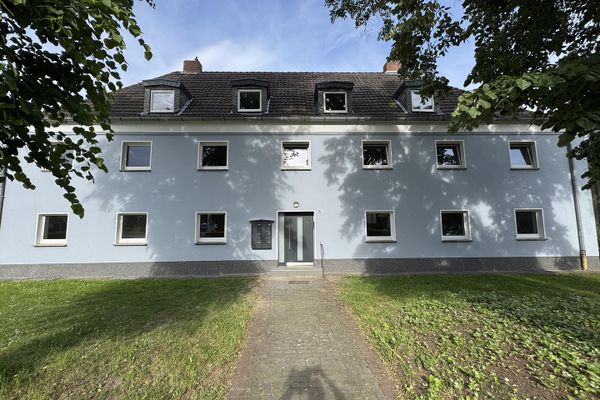 Renovierte 3,5 Zimmer EG Wohnung mit Garten