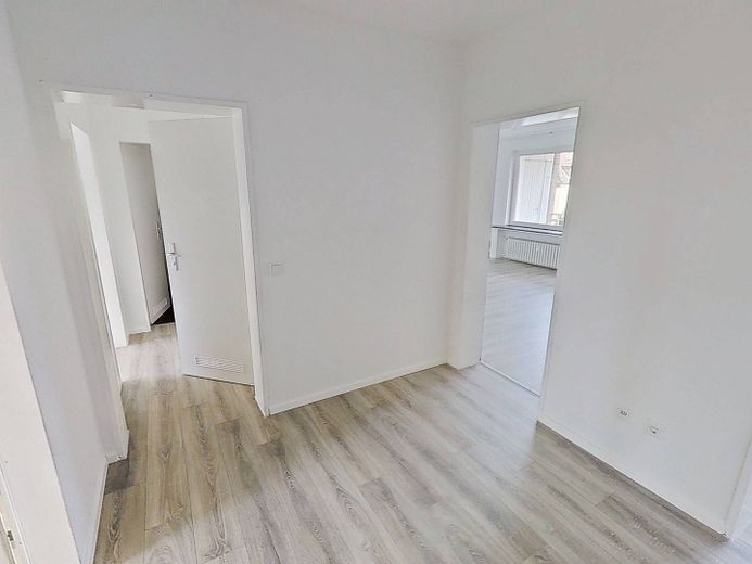 Modern konzipiertes 3-Zi.-Apartment mit BALKON und Wannenbad in Duisburg-Marxloh – Ansicht II: Flur