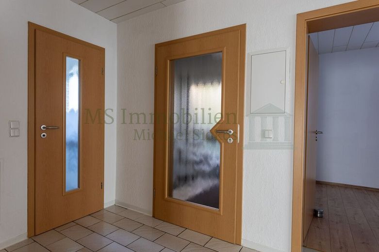 *** Charmante 4-Zimmer-Hochparterre-Wohnung mit Terrasse und Garten *** – Wohnungseingang