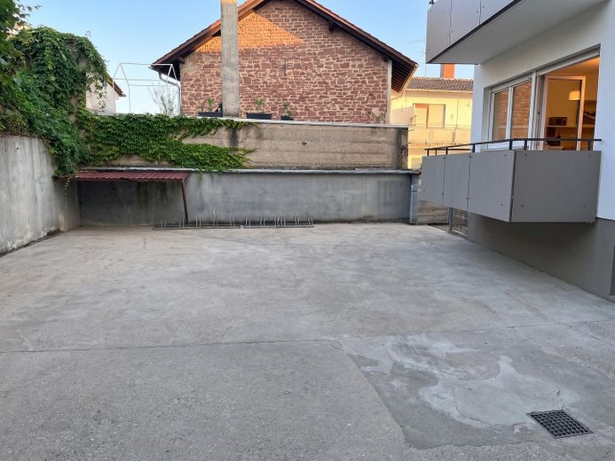 Aufgeteiltes 7er MFH- 6 von 7 leerstehend- saniert – Hof mit PKW-Stellplätzen