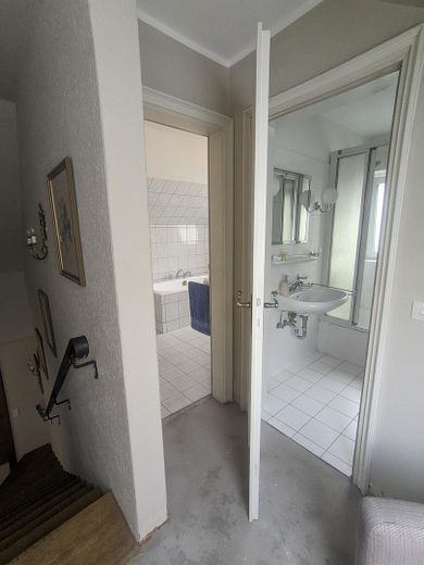 Durchgangstür zu Bädern (OG)