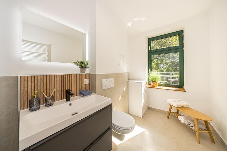 *Modernisiert & provisionsfrei: 2-Zimmer Altbau in Leipzig | 4 % Rendite + 4,25 % AfA* – Badezimmer