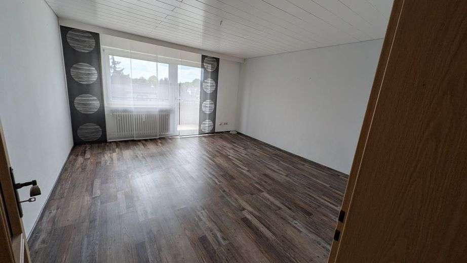 Top gepflegte 3,5 Zimmerwohnung Oberhaunstadt in City Nähe – Wohnzimmer
