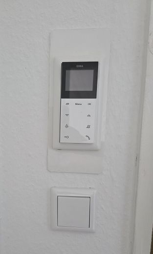 Ampio appartamento di 2 locali con 85,5 m², balcone esposto a sud-ovest e posto auto in garage sotterraneo – primo utilizzo dopo la ristrutturazione – Türsprechanlage mit Video
