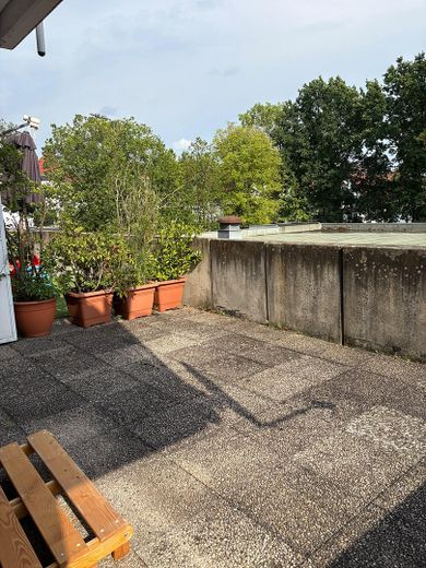 Helle 1-Zimmer-Wohnung mit großem Balkon, Einbauküche & Stellplatz in zentraler Lage – Balkon / Dachterasse