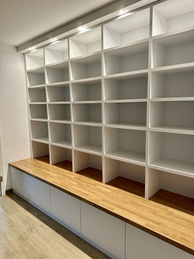 Hochwertig sanierte 4-Zimmer-Maisonette | 110 m² | 2 Bäder | Balkon | ruhige Lage an den Mainwiesen – Regal Wohnzimmer OG