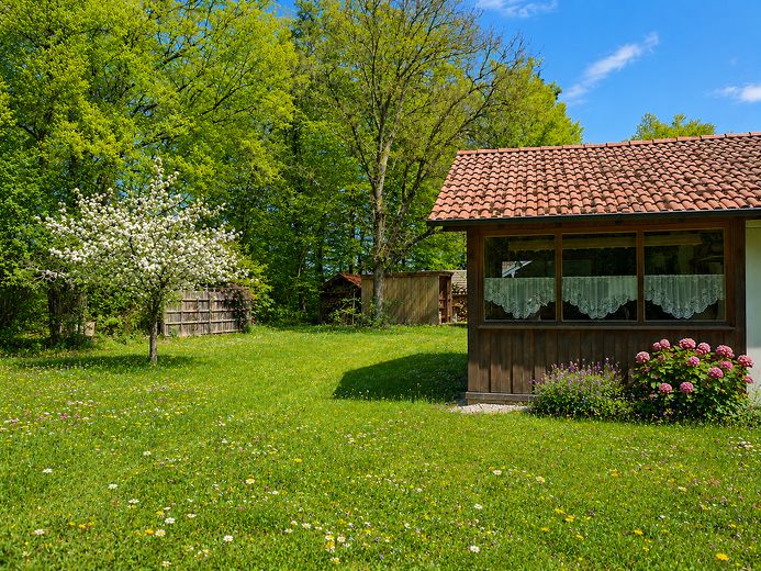 Ampia casa nel verde – utilizzo versatile, disponibile a breve | 659.000 € – Blick R. Freisitz/Carport