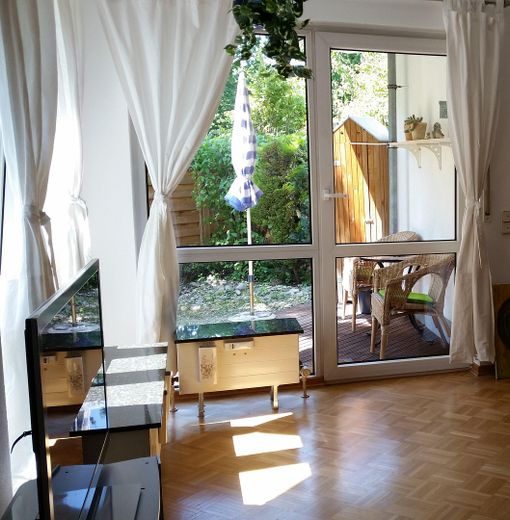 Möblierte 2-Zi. EG-Wohnung in Bockenheim am Niddapark von privat – Blick in den Garten 1