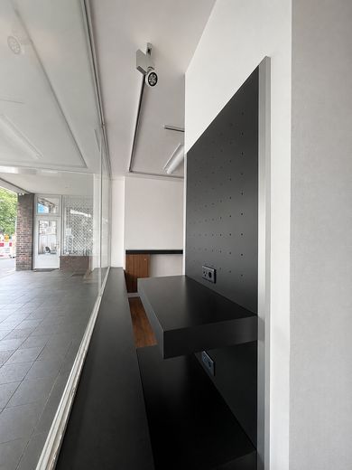 Praxis / Therapie / Massage / Büro – ca. 67 m² Erdgeschoss mit Schaufenster & Parkplatz – Schaufensterfront links