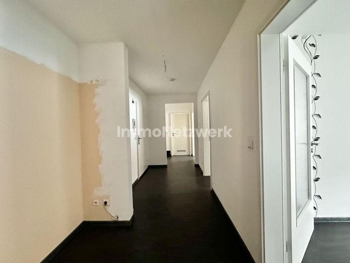 Großzügige, helle Wohnung mit durchdachtem Grundriss in ruhiger Lage mit Südwestbalkon, großes Bad – Flur