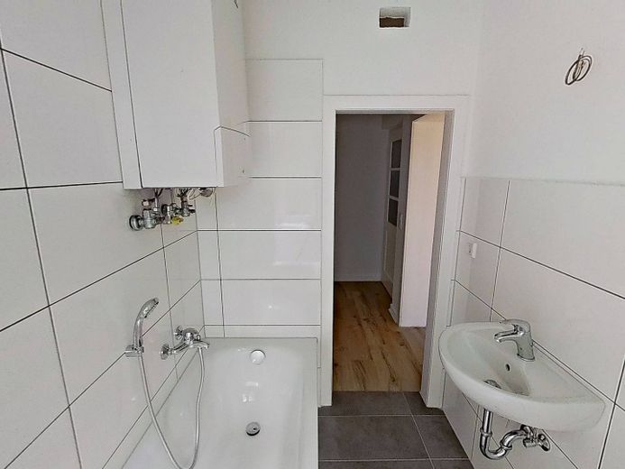 Un luogo in cui sentirsi bene: appartamento al piano terra di 2 locali con bagno con vasca – Ansicht II: Bad