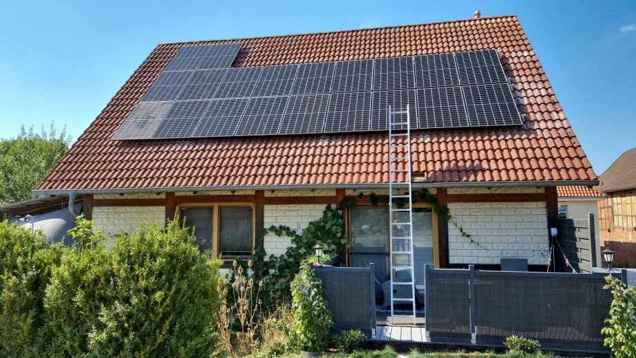 Einfamilienhaus mit Photovoltaikanlage – Rückansicht 