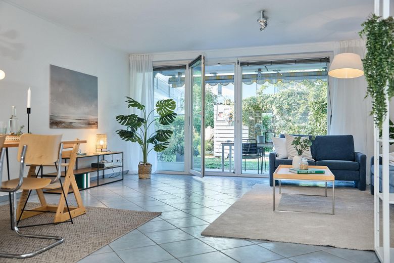 Highlight im Röthelheimpark - bezugsbereit, 4 Zimmer, großer Garten mit Pool – Wohnbereich