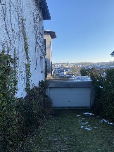 Einfahrt und Garage