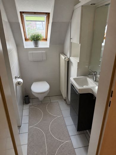 Bellissimo e accogliente appartamento mansardato con 3 locali, balcone e garage sotterraneo – Gäste WC