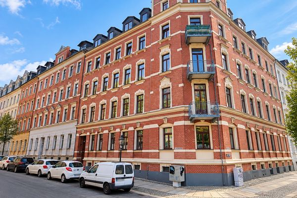 Balkonlu ve ankastre mutfaklı, tarihi çok aileli konutta çekici, modernize edilmiş 2 odalı daire - %6 getiri