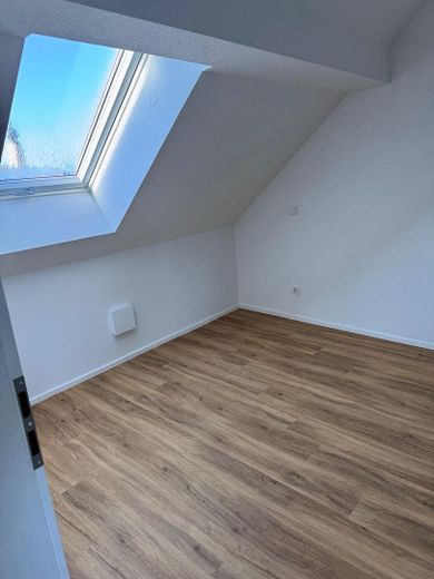 Kapsamlı tadilat sonrası ilk kullanım | KfW55 EE | 62 m² | Üst kat/çatı katı | İstasyona 2 dk. | Taşınmaya hazır 10/2026 – Schlafzimmer