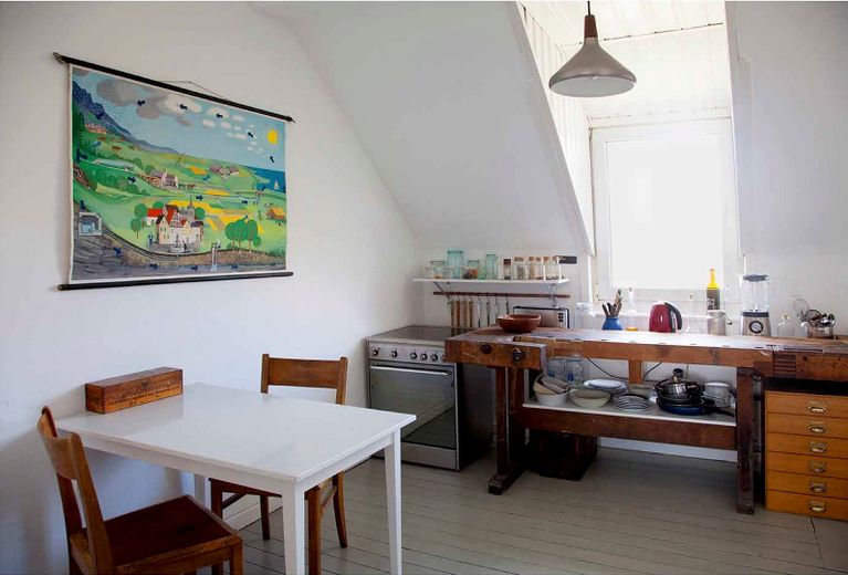 ALTBAU-CHARME! Einfach & günstig wohnen über den Dächern von Offenbach! – Küche