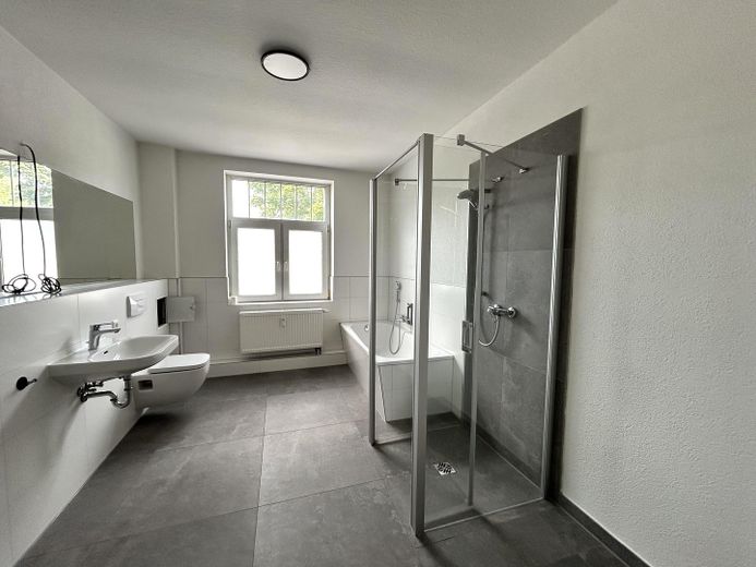 ***Amplio piso de 3 habitaciones en planta baja con baño moderno en Hohenstein*** – Modernes Badezimmer