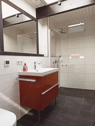 Bad: Waschbecken & Dusche
