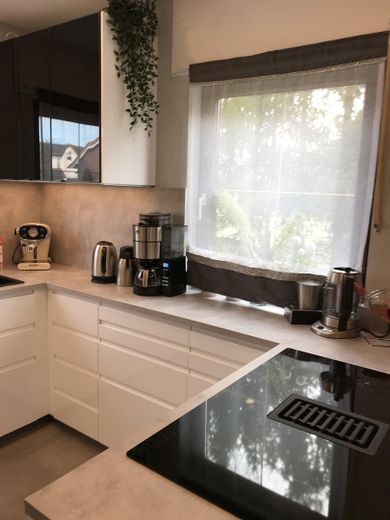 „Moderne, hochglänzende Einbau