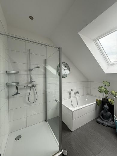 Lichtdurchflutete Dachgeschosswohnung mit Balkon und Aufzug – Badezimmer